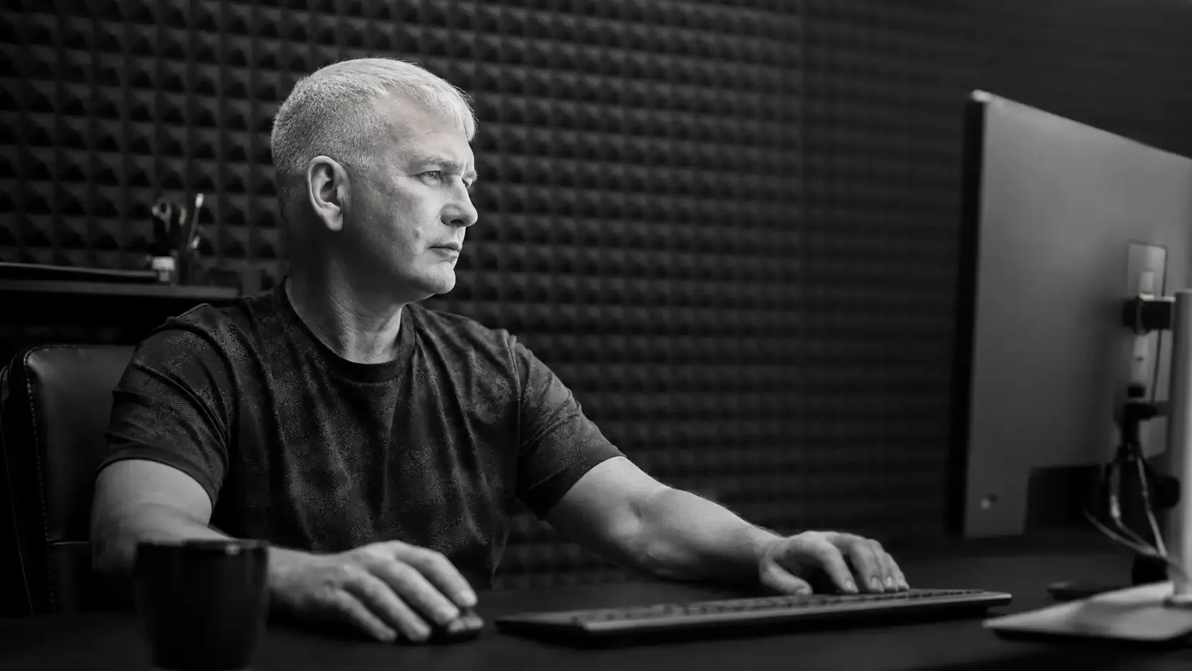 Валерий Снетков, основатель SNETKOV STUDIO, за рабочим столом